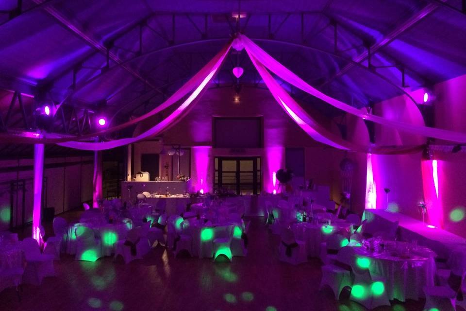 Salle de mariage mise en lumière par Star Music System pour une réception