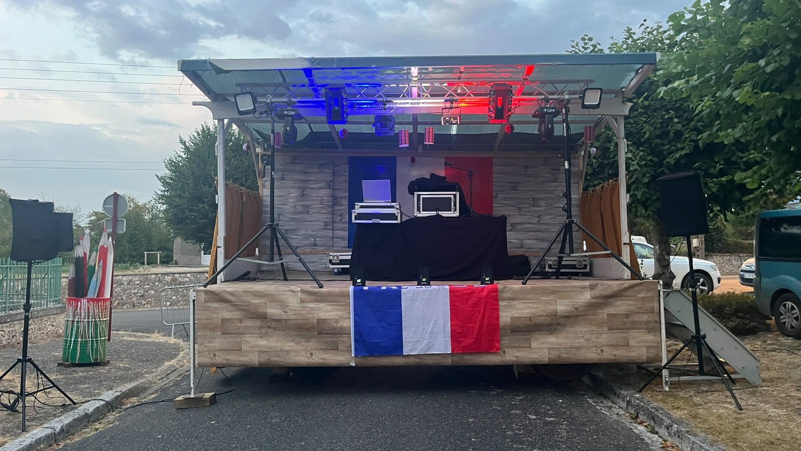 Scène DJ extérieure avec éclairage Star Music System