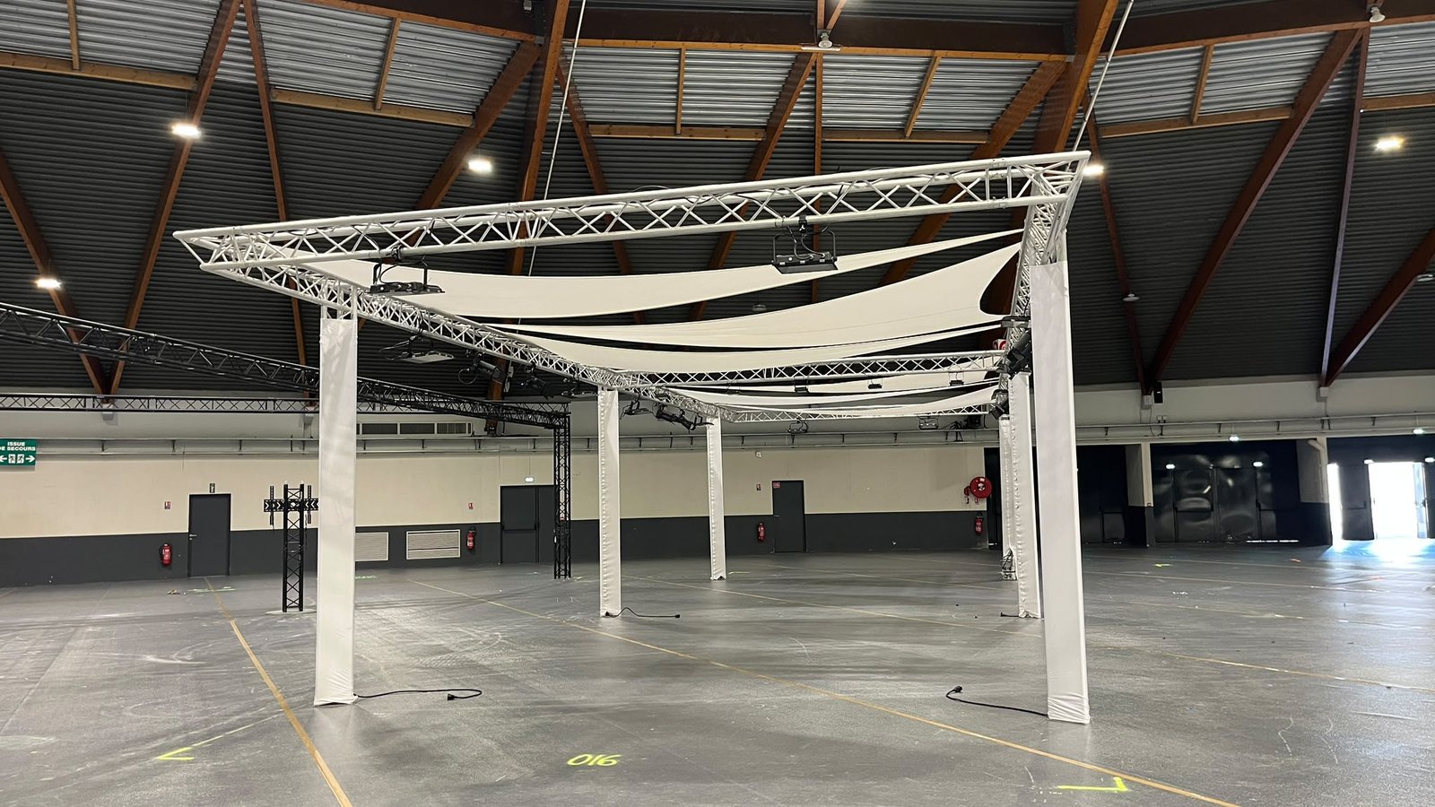 Installation DJ et éclairage sur scène